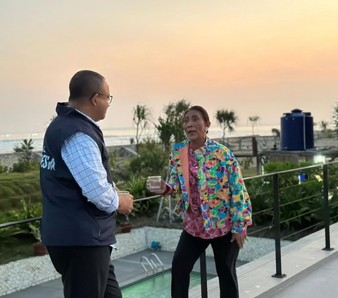 VIDEO: Anies Santai Bersama Susi Pudjiastuti Nikmati Sunset & Air Kelapa di Pangandaran