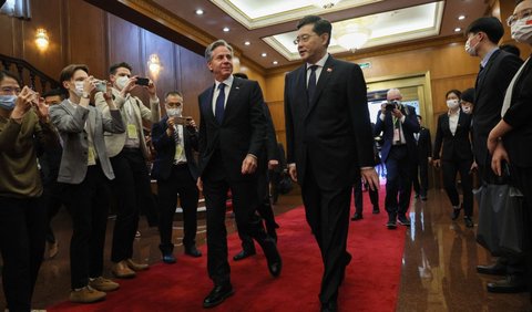 Dalam penampilan publik terakhirnya, Qin yang tersenyum terlihat berjalan berdampingan dengan Wakil Menteri Luar Negeri Rusia Andrey Rudenko, yang terbang ke Beijing untuk bertemu dengan pejabat China.
