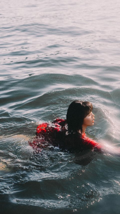 Berenang di pagi hari dapat memberikan manfaat khusus yang tidak bisa Anda dapatkan di waktu lain. Selain menyehatkan, hal ini juga bisa sangat menyenangkan.