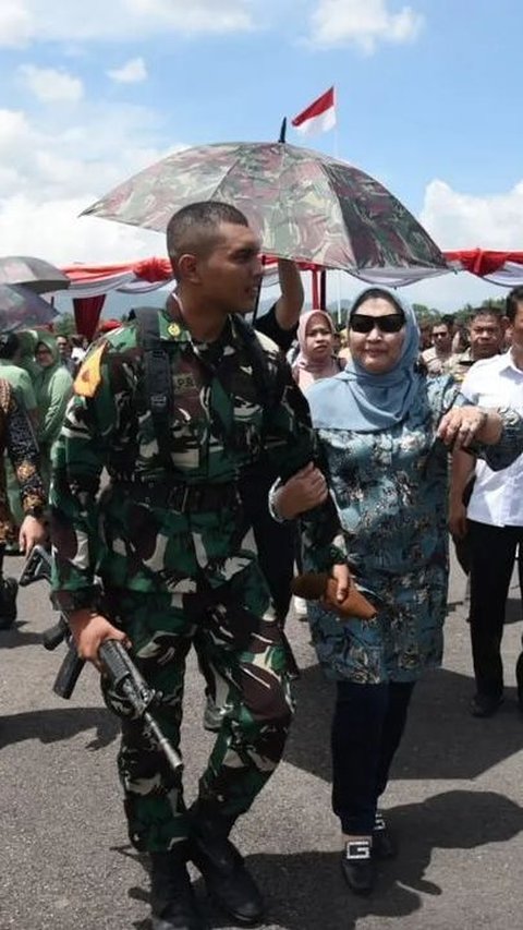 Melalui unggahan di Instagram pribadinya @edy_rahmayadi pada bulan Maret lalu, mantan Panglima Komando Cadangan Strategis Angkatan Darat (Pangkostrad) itu membagikan foto-foto anak laki-lakinya yang bernama Gilang Prasetya.