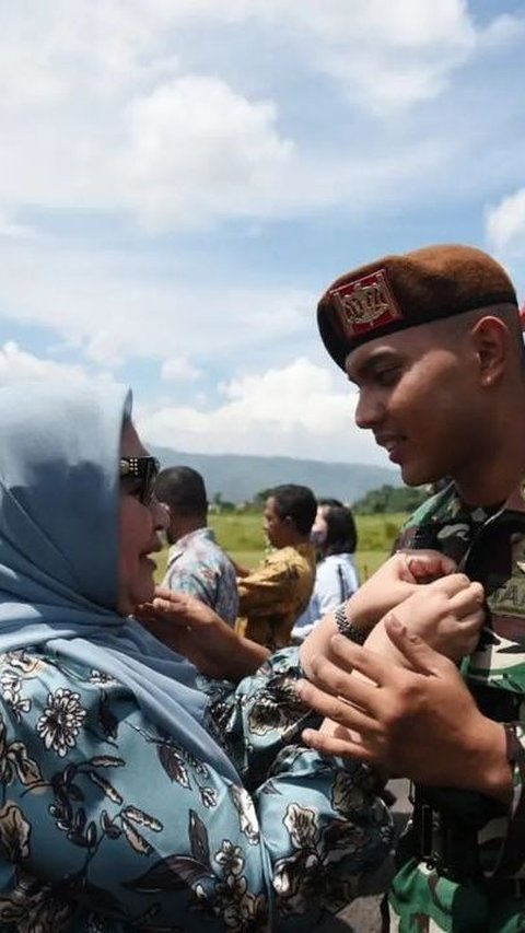 Di akhir tulisannya, Edy mengaku bahwa ia merasa sangat bangga seusai mengetahui anaknya itu berhasil tampil memukau saat melakukan penerjunan perdana. 