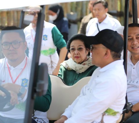 Resmikan Kebun Raya Mangrove di Surabaya, Megawati Disambut Khofifah