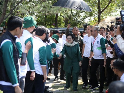 Resmikan Kebun Raya Mangrove di Surabaya, Megawati Disambut Khofifah