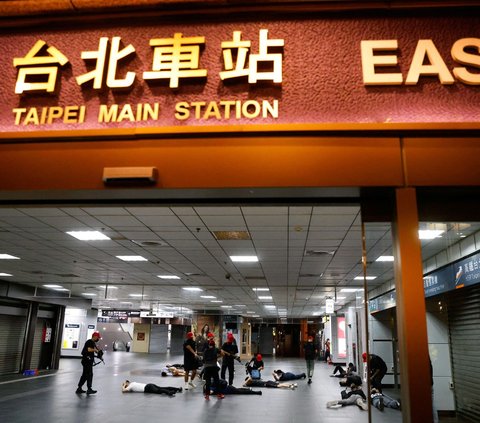 Tentara Taiwan menggelar latihan militer di Stasiun Utama Taipei. Latihan ini merupakan yang pertama kalinya yang diadakan di stasiun tersebut selama latihan militer tahunan di Taipei, Taiwan pada Rabu 26 Juli 2023.