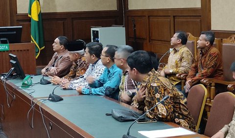 Mulanya sidang telah dimulai oleh majelis hakim sekitar 10.43 Wib namun majelis hakim menunda sidang selama 20 menit lantaran pihak tergugat belum hadir.