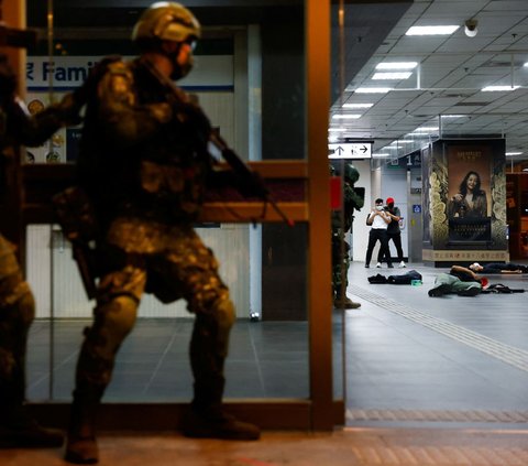 FOTO: Antisipasi Perang dengan China, Militer Taiwan Unjuk Gigi Latihan Tempur di Stasiun Taipei