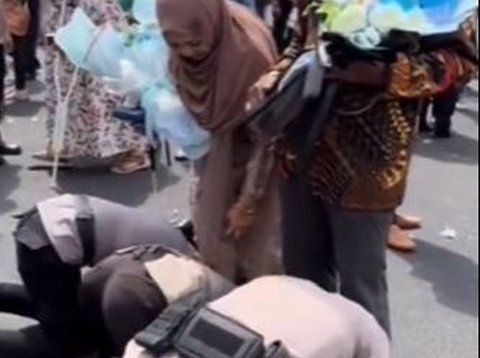 3 Saudara Kandung Jadi Polisi, Berseragam Lengkap Kompak Sujud di Kaki Ibu & Bapak saat Pelantikan Sang Adik