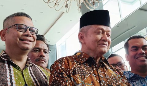 Sidang pun dilanjutkan sementara dengan majelis hakim memeriksa legal standing dari pihak penggugat dan tergugat. Setelahnya sidang dilanjutkan pada pekan depan.