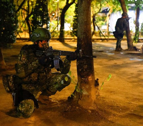 FOTO: Antisipasi Perang dengan China, Militer Taiwan Unjuk Gigi Latihan Tempur di Stasiun Taipei