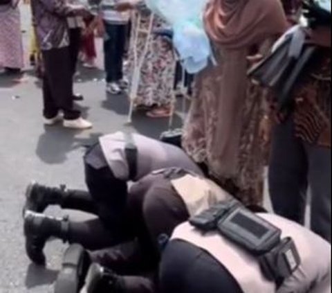 3 Saudara Kandung Jadi Polisi, Berseragam Lengkap Kompak Sujud di Kaki Ibu & Bapak saat Pelantikan Sang Adik