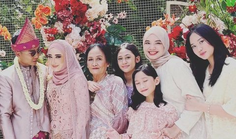 Tengku Firmansyah mengucap rasa syukurnya acara pernikahan sang putri berlangsung lancar. Avara ini dihadiri oleh keluarga dan kerabat dekat.