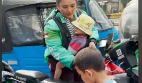 Rupanya, wanita ini memang sengaja membawa anak-anaknya saat narik ojek. Hal ini lantaran Ia merasa tidak sanggup apabila harus meninggalkan mereka.