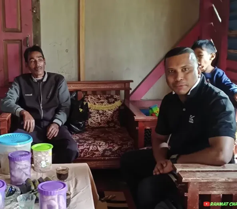 Jauh-jauh dari Malaysia, Pria Ganteng Ini Sambangi Janda Desa Cantik & Bawa Oleh-oleh Banyak