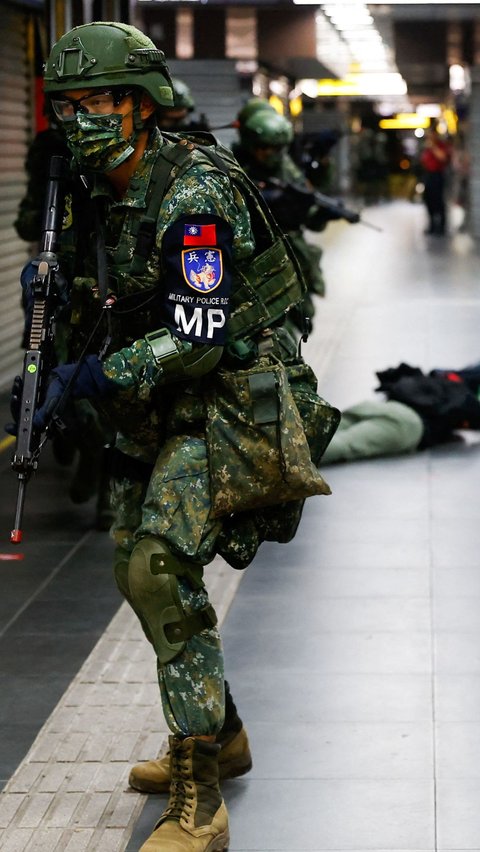 FOTO: Antisipasi Perang dengan China, Militer Taiwan Unjuk Gigi Latihan Tempur di Stasiun Taipei
