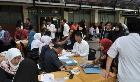 Di mana peserta didik yang hendak mendaftar PPDB harus terdaftar pada KK yang dikeluarkan oleh Dinas Kependudukan dan Catatan Sipil (Dukcapil) selambat-lambatnya 1 Juni 2022 dan telah diverifikasi oleh tim verifikator Dinas Pendidikan DKI Jakarta.