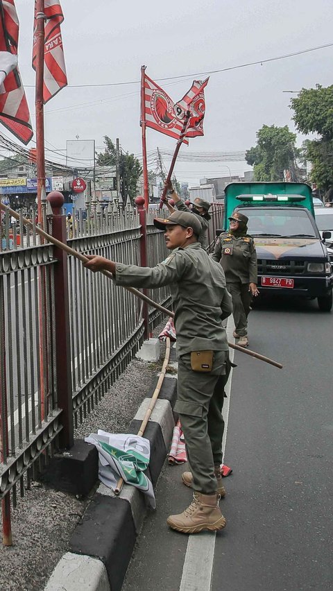 FOTO: Penertiban Alat Peraga Parpol, Satpol PP Copoti Bendera Partai Politik di Jalan Raya Jakarta-Bogor