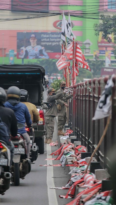 Pemerintah DKI Jakarta menertibkan bendera dan atribut partai politik itu karena pemasangannya melanggar aturan.
