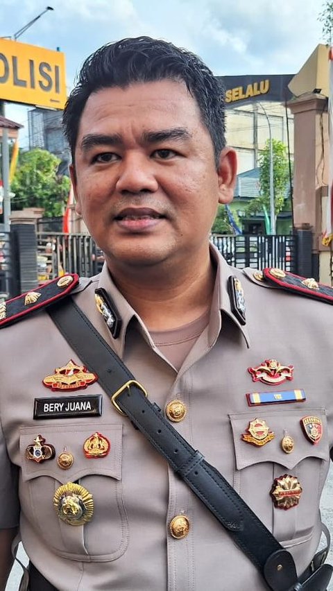 Kasat Reskrim Polresta Pekanbaru Kompol Berry Juana saat dikonfirmasi membenarkan kejadian itu. Dia mengaku sedang melacak pelaku pencurian sepeda itu.