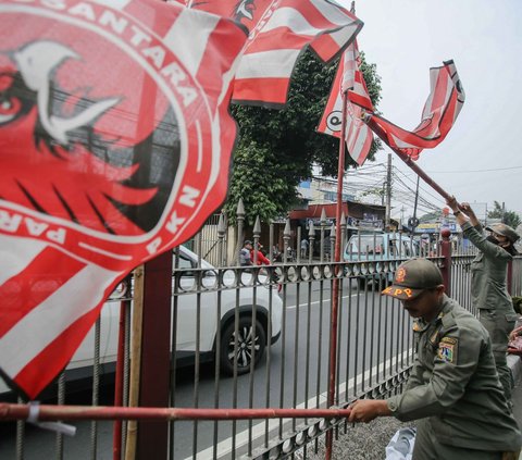 FOTO: Penertiban Alat Peraga Parpol, Satpol PP Copoti Bendera Partai Politik di Jalan Raya Jakarta-Bogor