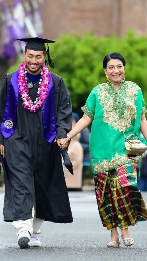 Selain Andika Perkasa, sang istri, Hetty Perkasa juga berhasil mencuri perhatian masyarakat. Terlebih Hetty mengenakan pakaian adat Nusantara. Ia pun terlihat begitu anggun dan memukau.