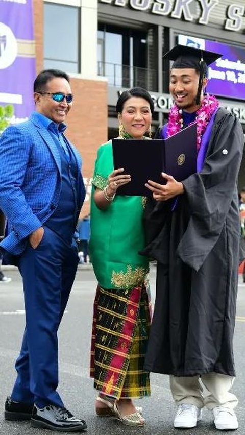 Andika Perkasa bersama sang istri, Diah Erwiany Trisnamurti Hendrati atau akrab disapa Hetty Perkasa menghadiri acara wisuda sang putra, Andrew Perkasa.