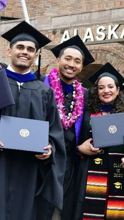 Sang putra telah menyelesaikan pendidikan S2 di Foster School of Business University of Washington, Amerika Serikat.