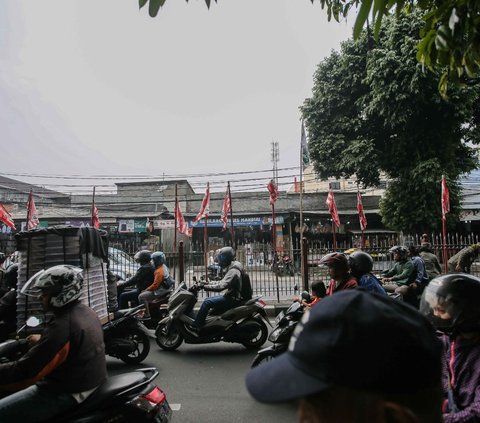 Selama proses penertiban lalu lintas di Jalan Raya Jakarta Bogor terlihat padat.<br /><br />Meski begitu, proses pelepasan tiang-tiang bendera parpol yang menghiasi jalan tersebut berlangsung tanpa kendala.