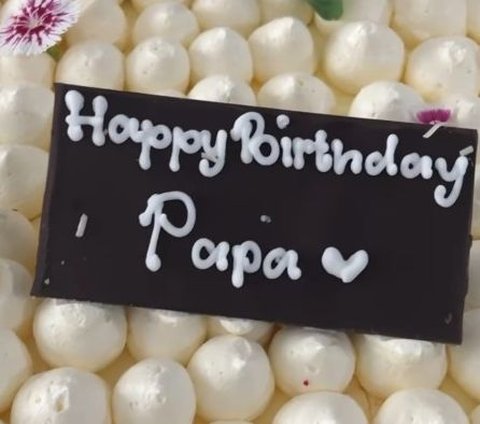 Di atas kue tertulis ucapan selamat ulang tahun untuk Bambang Trihatmodjo. Tampak tertulis 'Happy Brthday Papa'.