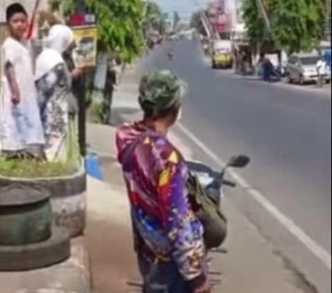 Akun Instagram bernama video_medsos pada mulanya memperlihatkan seorang bapak-bapak yang tengah bersiap merekam iring-iringan Presiden Jokowi. Sekilas tak ada yang aneh dari aksi bapak berbaju warna-warni ini.