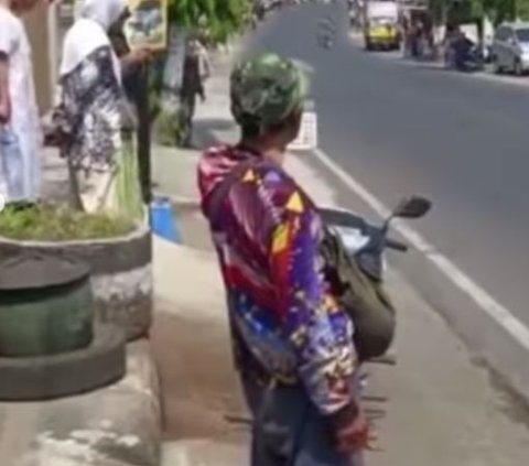 Keanehan mulai muncul setelah si pembuat video menggeser arah kameranya. Sesekali ia memanggil laki-laki itu dengan sebutan Cak Son agar mau menghadap ke kamera.