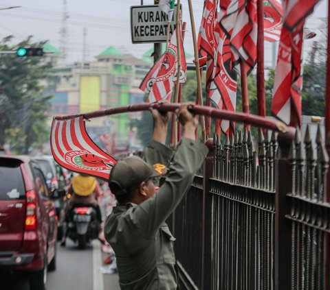 FOTO: Penertiban Alat Peraga Parpol, Satpol PP Copoti Bendera Partai Politik di Jalan Raya Jakarta-Bogor