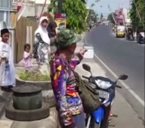 Tak sadar tengah digoda, Cak Son kemudian memenuhi keinginan si perekam. Setelah itu ia kembali fokus mengurus kalkulatornya yang menghadap ke jalan raya seolah mengatur fokus kamera.