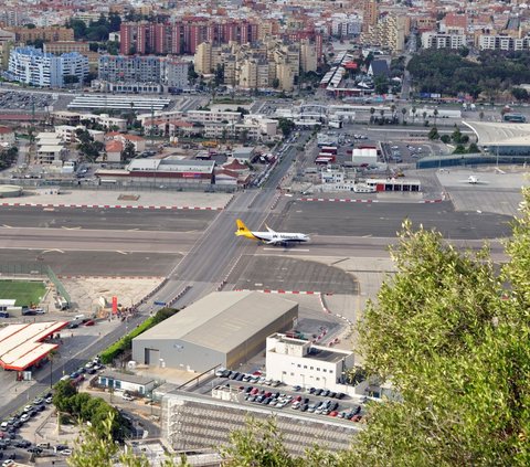 The Most Extreme Airport in the World, Runway and Road Become One