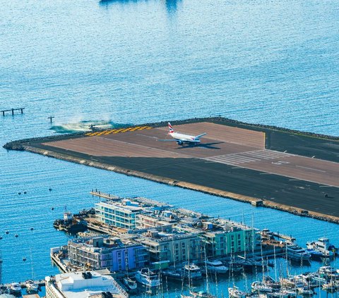 The Most Extreme Airport in the World, Runway and Road Become One