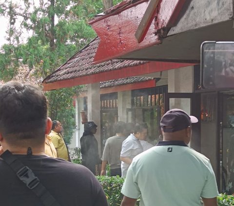 Saat kejadian, restoran sedang sepi pengunjunng. Polisi belum terlihat di lokasi kejadian. Sekuriti yang ada berupaya menenangkan massa.