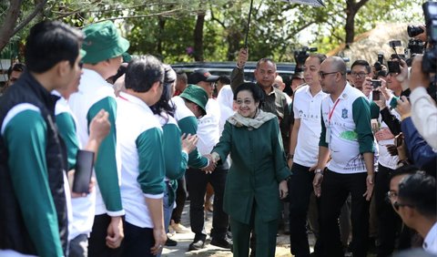 Mega lalu kembali bertanya dari golongan dan kalangan mana wartawan berasal. Pasalnya ia merasa sering kali dijelek-jelekkan.