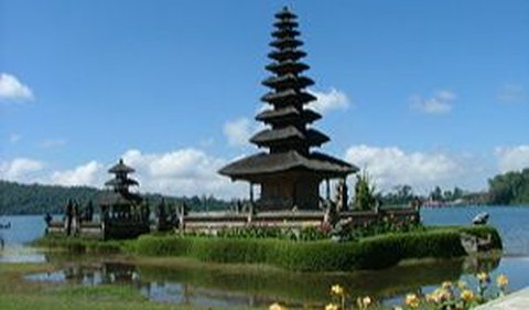 Sebelumnya, Gubernur Bali Wayan Koster akan mengenakan pungutan kepada wisatawan asing yang masuk ke Pulau Dewata sebesar Rp150.000.