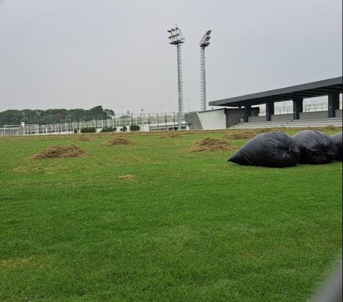 Meski demikian, rumput lapangan latih yang berada di sisi timur JIS sedang diganti. Terdapat tumpukan rumput yang menggunung kecil-kecil di dalam lapangan dan plastik sampah besar berwarna hitam yang berisi rumput.