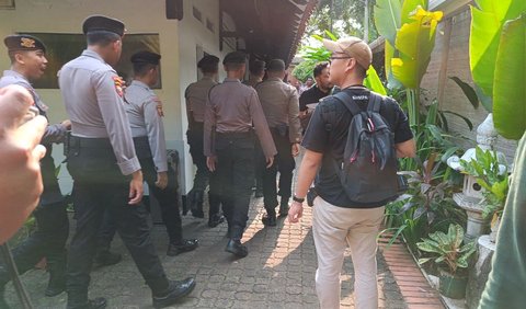 Personel Polsek Tanah Abang telah diterjunkan untuk membubarkan massa yang membuat ricuh jelang diskusi Generasi Muda Partai Golkar yang digelar di restoran Pulau Dua Senayan.