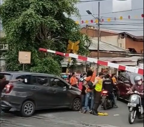 Momen Menegangkan Mobil Terobos Palang Kereta yang Sudah Tertutup, Petugas Sampai Lari