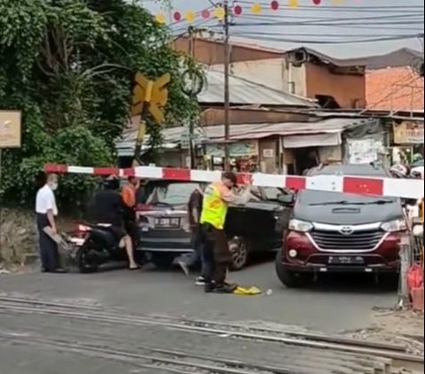 Momen Menegangkan Mobil Terobos Palang Kereta yang Sudah Tertutup, Petugas Sampai Lari