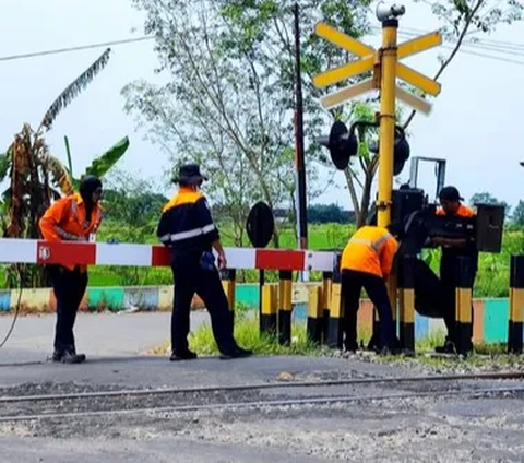 Momen Menegangkan Mobil Terobos Palang Kereta yang Sudah Tertutup, Petugas Sampai Lari