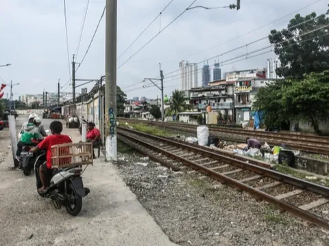 Momen Menegangkan Mobil Terobos Palang Kereta yang Sudah Tertutup, Petugas Sampai Lari