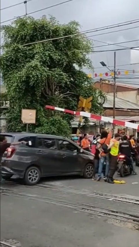 Momen Menegangkan Mobil Terobos Palang Kereta yang Sudah Tertutup, Nyaris Petugas Sampai Lari