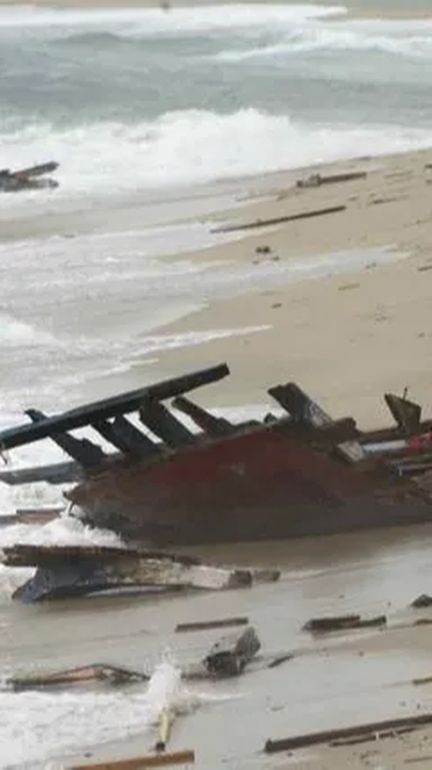 Kapal itu akhirnya terdampar dan tenggelam di perairan Pantai Selatan Noni, Desa Pakubaun, Kecamatan Amarasi Timur, Kabupaten Kupang, Nusa Tenggara Timur (NTT).
