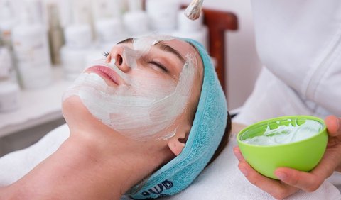 Cari exfoliator yang mengandung asam hidroksi. Asam alfa dan beta hidroksi bekerja dengan baik dalam menyerap sel kulit mati.