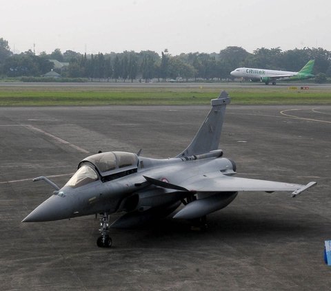 Puluhan pesawat tempur milik Angkatan Udara Prancis (FASF) mendarat di Lanud Halim Perdanakusuma, Jakarta, pada Senin (24/7/2023). Pesawat-pesawat tersebut singgah di Indonesia setelah menyelesaikan misi proyeksi kekuatan jarak jauh di zona Indo-Pasifik (Misi Pegase 2023).