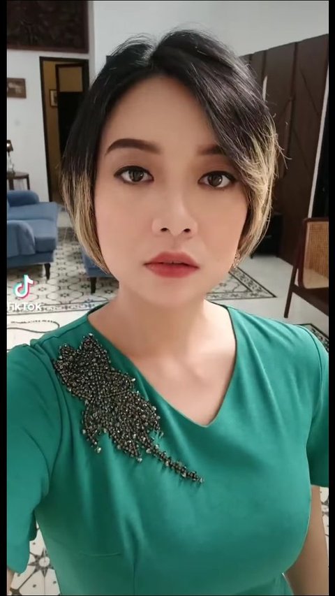 Biasa Tampil Natural, Intip Potret Cantik Leony dengan Polesan Makeup Bikin Pangling