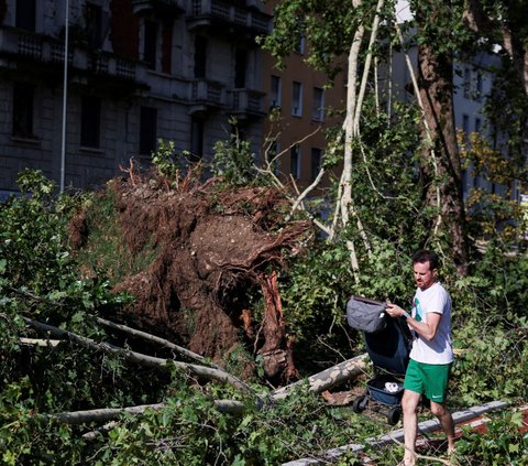 FOTO: Badai Angin Kencang Terdahyat Tumbangkan Pohon-Pohon Raksasa di Kota Milan Italia, Potretnya Bikin Ngeri