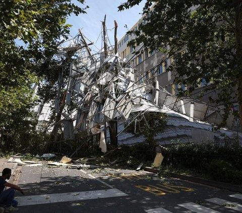 Rangkaian perancah yang berada di sebuah gedung yang sedang dibangun itu turut runtuh akibat kuatnya badai angin kencang dan hujan lebat yang disertai petir di Milan, Italia pada 25 Juli 2023 lalu.